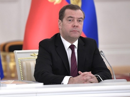 Медведев похвалил членов отставленного правительства