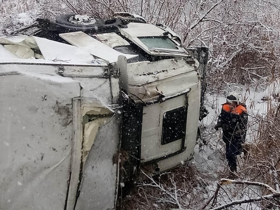 Упавшая на бок под Саратовом машина съехала по снегу в овраг