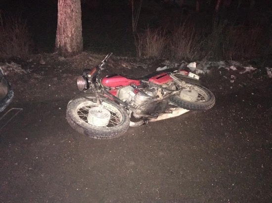 В Тверской области мотоциклист без прав получил травмы на темной дороге
