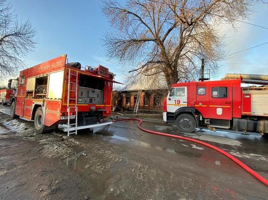 Полтора часа пожарные в Туле тушили "дом с петардами"