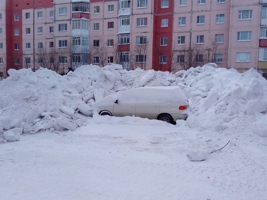 В Новом Уренгое машину нерадивого воителя «оградили» снегом