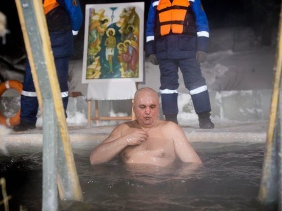 Сергей Цивилев окунулся в ледяную воду и пожелал всем тепла