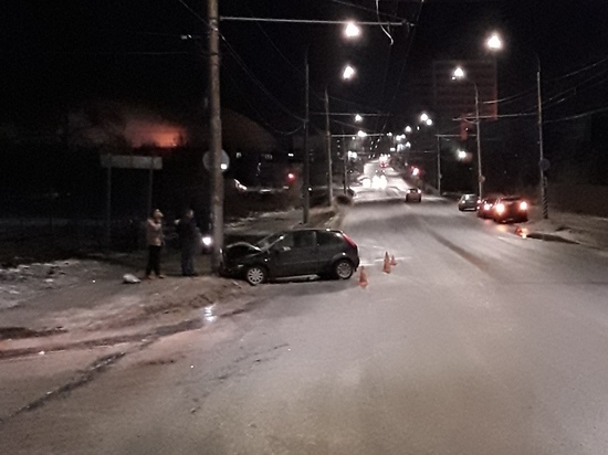 В Иванове молодая автоледи влетела в столб на иномарке
