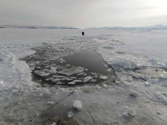 На Малом Море Байкала под лёд провалился внедорожник
