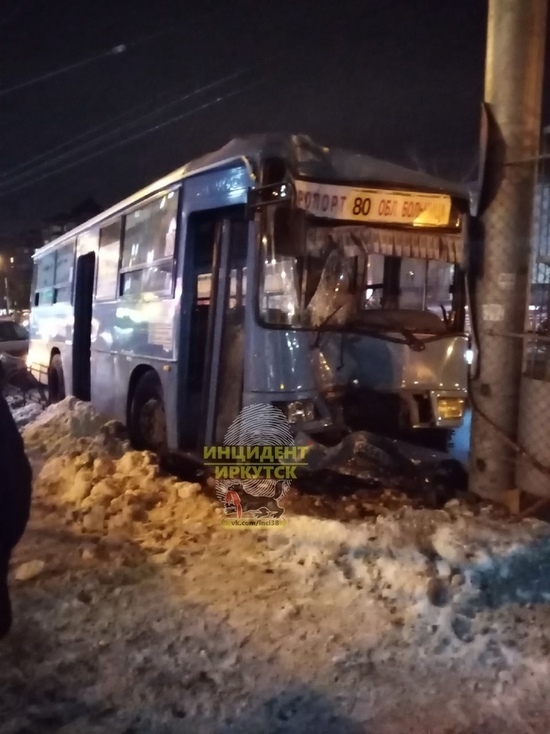 Возле политеха автобус № 80 врезался в столб