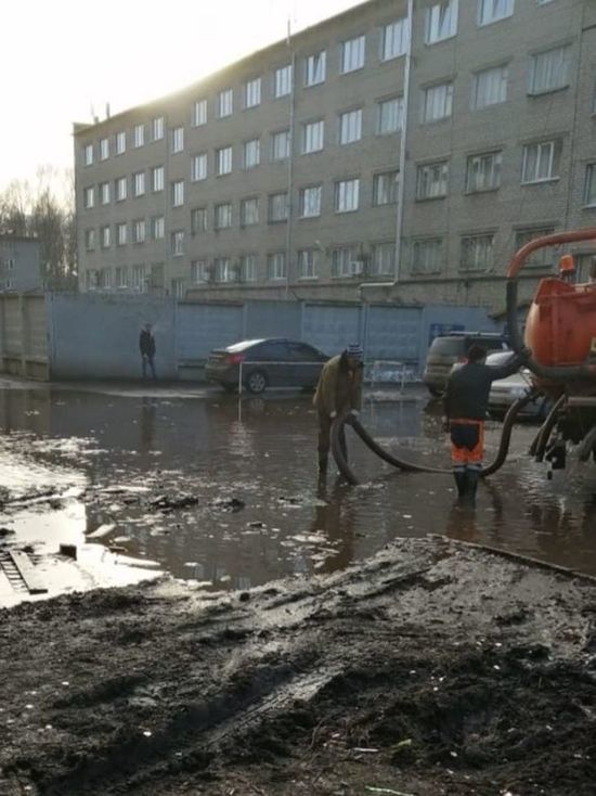 В Дзержинском районе Ярославля начали борьбу с лужами