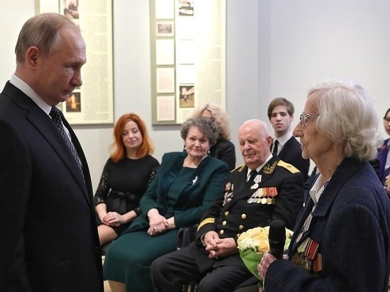 Первые медали в честь 75-летия Победы Путин вручил ветеранам из Петербурга
