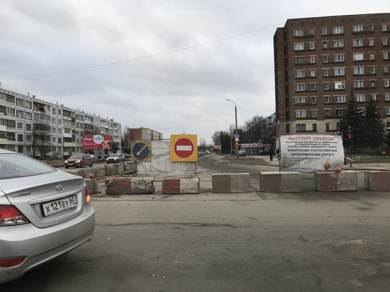 На ул. Индустриальной в Пскове снова закрыли для движения две полосы