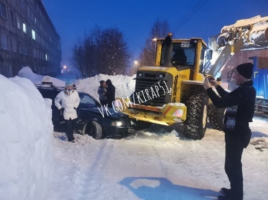 Трактор наехал на легковушку в Кировске во время уборки снега