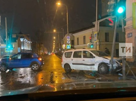В Казани в ДТП с двумя легковушками пострадал светофор