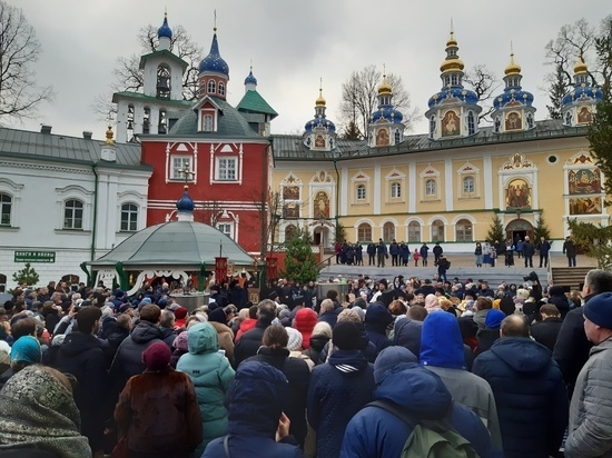 Огромное число прихожан приехало сегодня в Псково-Печерский монастырь