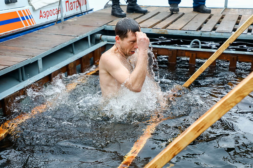 Парни купаются видео. Мужики купаются на автомойке. Жарко даже зимой. В Волгограде купаются и мужик. Фото с купели с центральной набережной Волгоград.