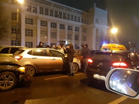 На одном из перекрестков Смоленска столкнулись сразу пять машин
