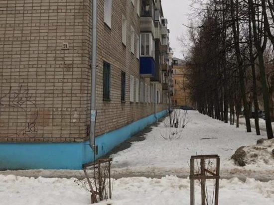 В Кирове на ребенка упал снег с крыши