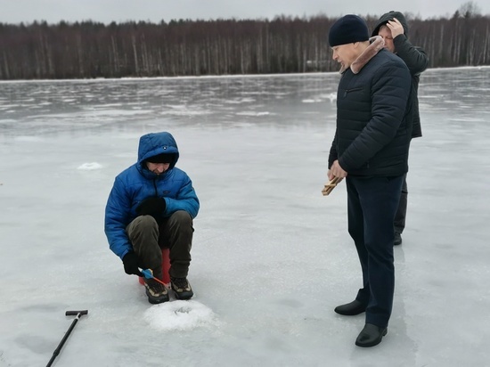 На озерах в черте Петрозаводска проверили толщину льда
