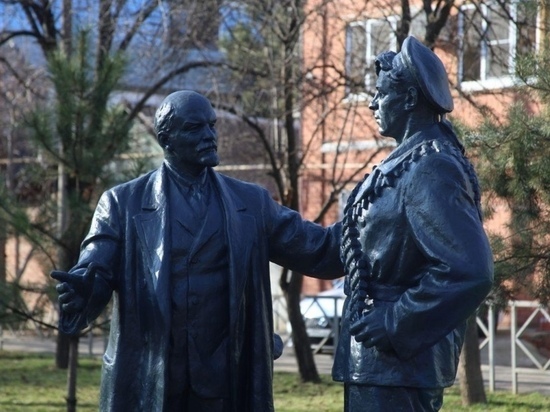 В Краснодаре установили памятник Ленину с матросом