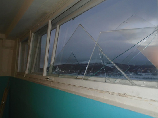 Хулиганы в Мончегорске выставили окна в подъездах жилых домов