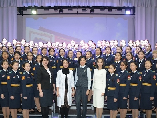 Воспитанницы Кызылского президентского кадетского училища встретились с успешными женщинами Тувы