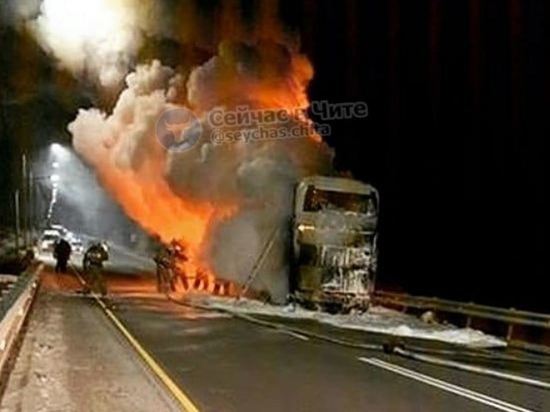 Туристический автобус сгорел на трассе «Чита-Забайкальск»
