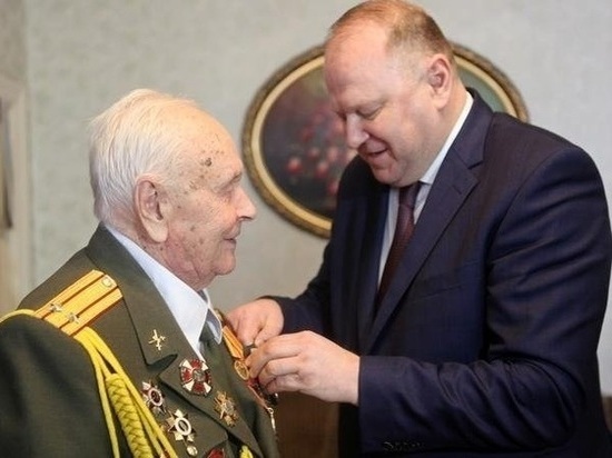 Ветеран получил юбилейную медаль Победы из рук Николая Цуканова
