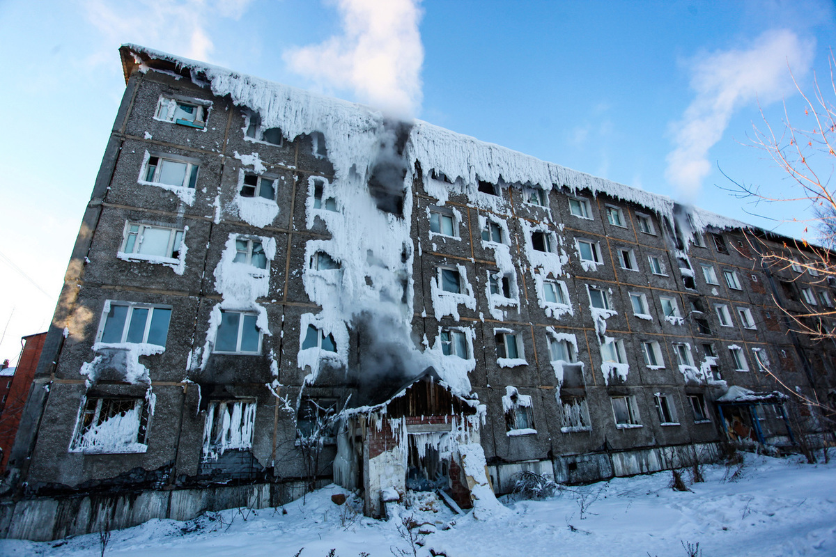 Апокалипсис по-иркутски: люди живут в обледеневшем доме - МК Иркутск