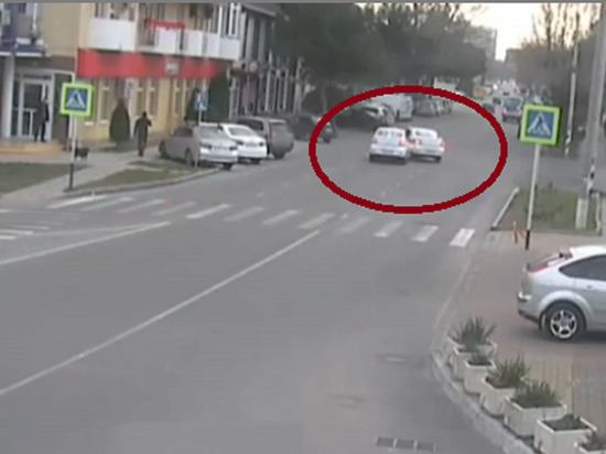 Столкновение двух такси попало на видео в Анапе