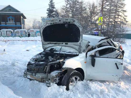 В Туве два человека погибли: водитель легковушки врезался в столб
