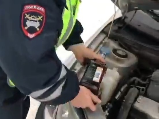 Уволен новосибирский гаишник, заливший виски в служебное авто