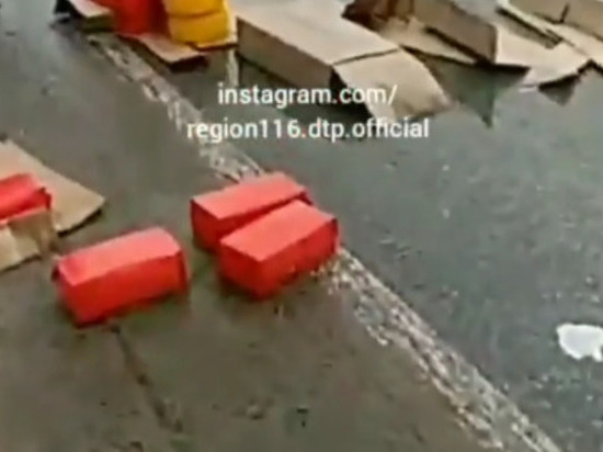 В Татарстане на дороге рассыпался сыр из грузовика