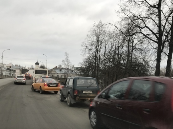 О пробке на Запсковье предупреждают псковских водителей