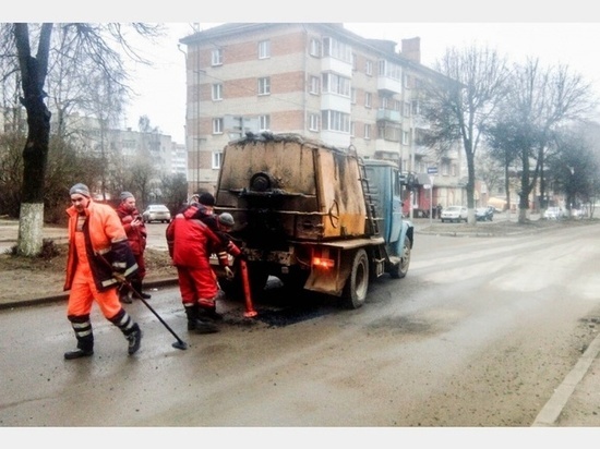 В Смоленске начался ямочный ремонт дорог