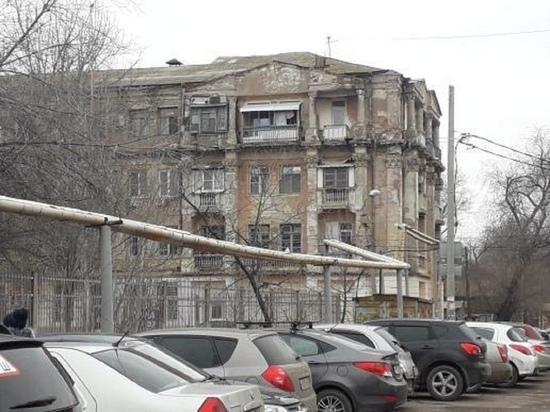 Здание в Астрахани с почти столетней историей разваливается на глазах
