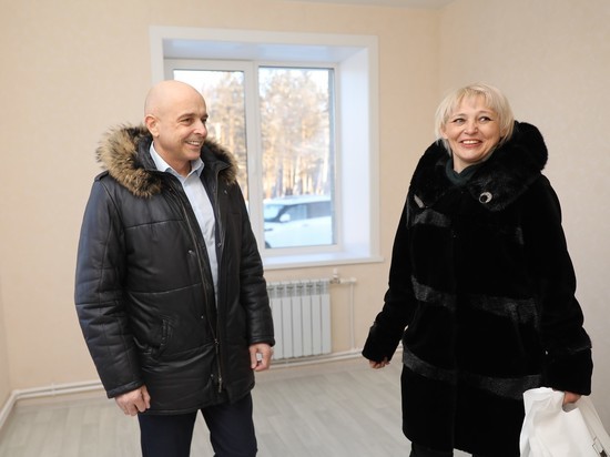 Сергей Сокол вручил пострадавшим от наводнения ключи от домов в новом микрорайоне в Черемхово