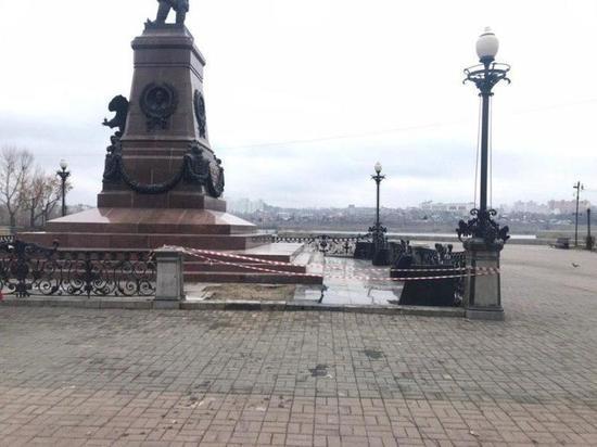 Сломанное при ДТП ограждение памятника Александру III восстановят к марту