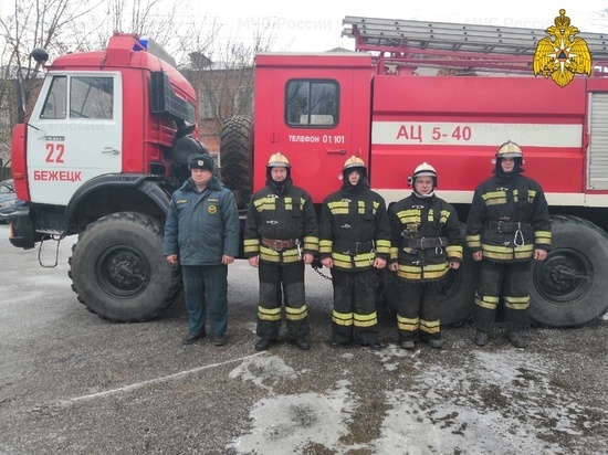 Спасатели Тверской области вызволили маленьких детей из запертой квартиры