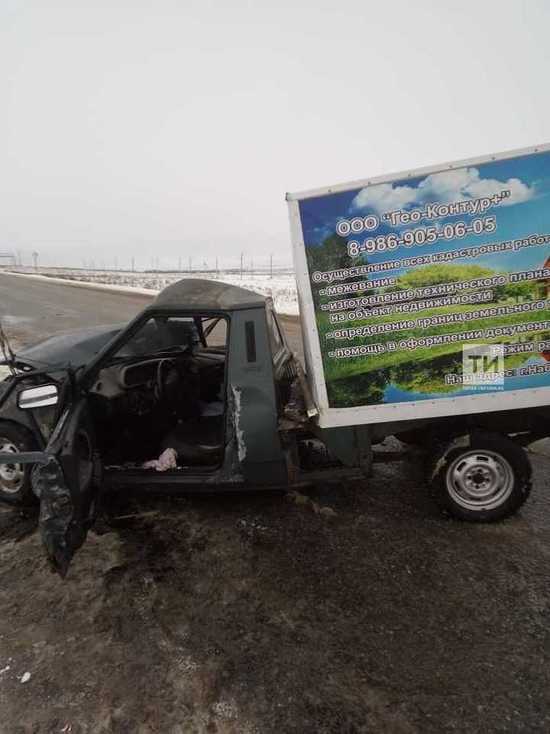 В Татарстане в ДТП с фургоном и легковым авто пострадали два человека