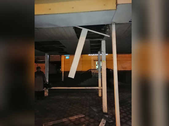 В Воронеже на голову женщины рухнула крыша остановки