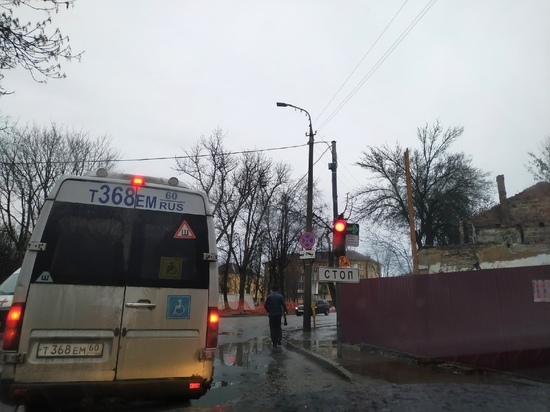Режим светофора изменили на ближнем Запсковье для борьбы с пробками