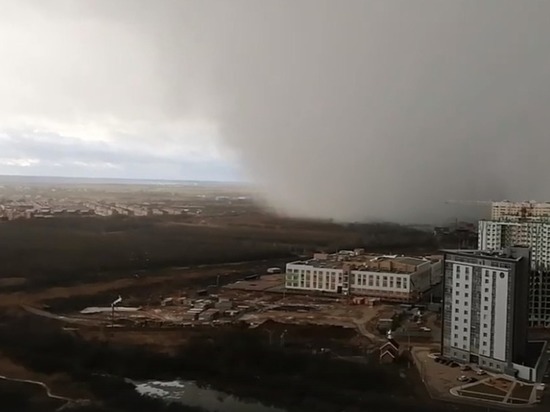 В Твери засняли на видео, как буря "поглощает" город