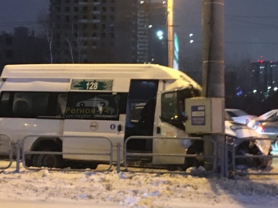 В Челябинске маршрутка с пассажирами влетела в столб