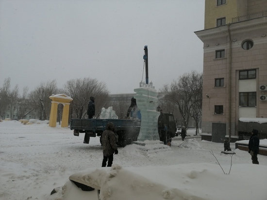 В Оренбурге разобрали ледяную фигуру