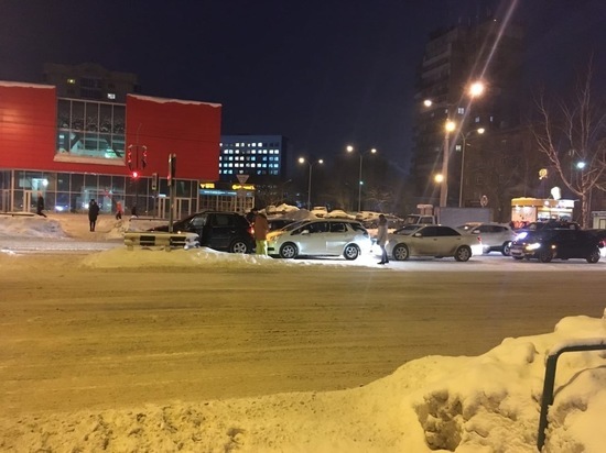 Массовое ДТП “паровозиком” перегородило дорогу в Новокузнецке