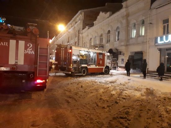 Уфимские пожарные потушили возгорание в кафе, расположенном в доме