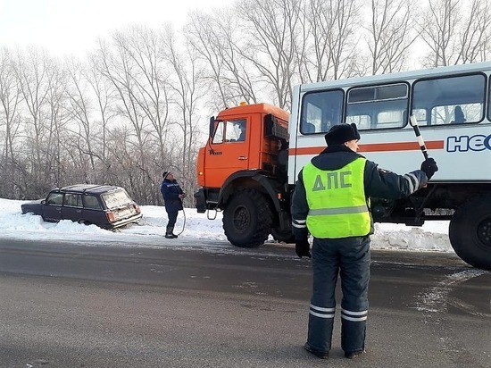 Водитель отечественной машины в Новокузнецком районе застрял в сугробе