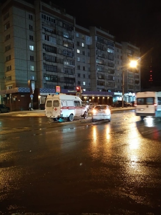 В центре Костромы скорая помощь и иномарка сошлись в ДТП и собрали огромную пробку