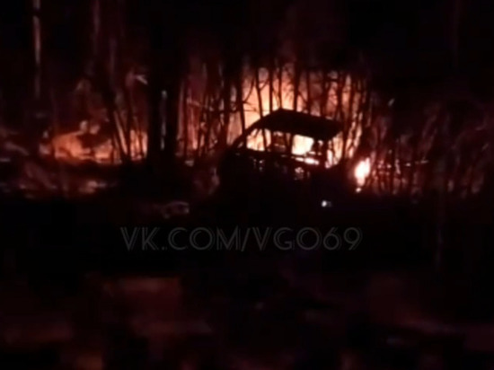 В Тверской области на обочине дороги сгорел автомобиль