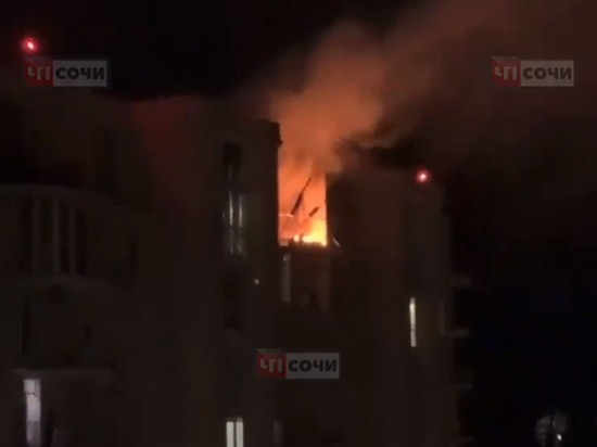 Из-за горящей квартиры в Сочи эвакуировали 30 жильцов многоэтажки, одного спасли
