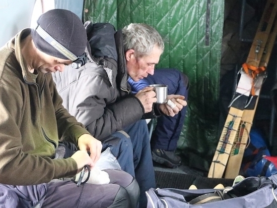 МЧС Хакасии показало момент спасения замёрзшего в тайге земляка
