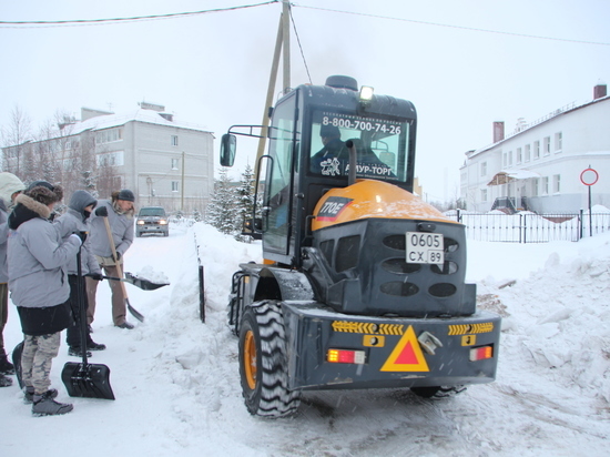 В Салехарде общественники очистили от снега «ничей» тротуар у гимназии