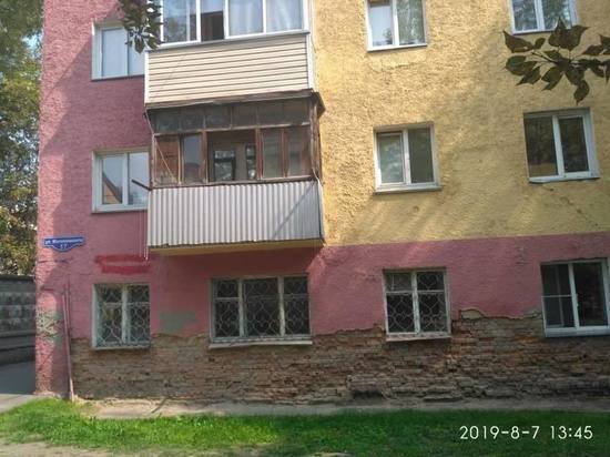 Аварийный дом на Малиновского обещают расселить в этом году. Жильцов силой выгоняют в общежития